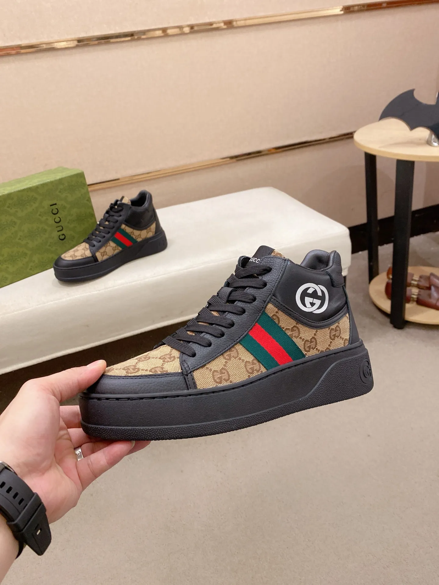 Factory price: 442💰 (GUCCI) The latest model from the official website🎁🎁Casual and fashionable men's shoes👟, hot style💥The style is simple and elegant, exclusive for trendy men. Unique official website's latest brand elements👑original Gucci decoration, fashionable and generous, the fabric is original cowhide ✅sheepskin lining, the official website specifies wear-resistant casual outsole, the classic model is taken in kind at the counter🎬38-44 (can be customized for 45 non-refundable)